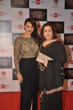 Sonakshi Sinha, Poonam Sinha at Big Star Awards red carpet in Andheri, Mumbai on 18th Dec 2013